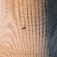 Ein Kühlturm eines Atomkraftwerks mit angrenzendem Gerüst für Arbeiter