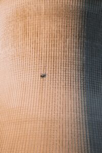 Ein Kühlturm eines Atomkraftwerks mit angrenzendem Gerüst für Arbeiter